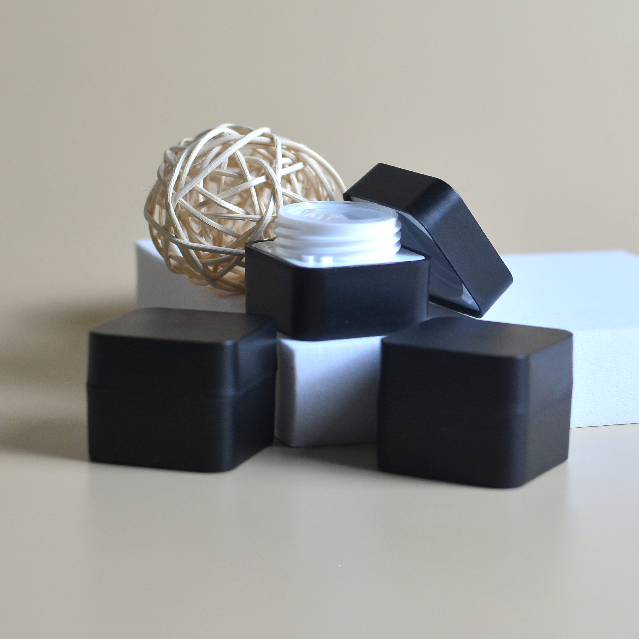 Pot Cream Plastik Hitam - 10 ml - Image 3